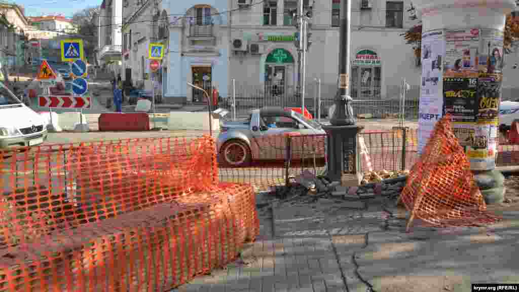 Власти закрыли регулируемый пешеходный переход на стыке улиц Большая Морская и Суворова для ускорения строительных работ