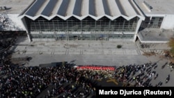 Građani odaju poštu stradalima na mestu pogibije 16 ljudi u padu nadstrešnice Železničke stanice u Novom Sadu, Srbija, 1, novembar 2025. 