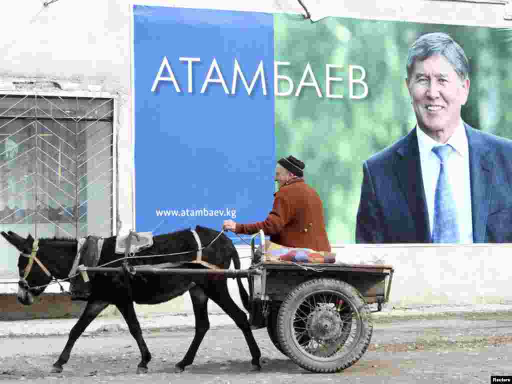 Kirgizstan - Plakati sa predsjedničkim kandidatima uoči izbora, 26.10.2011. Foto: Reuters / Vladimir Pirogov 