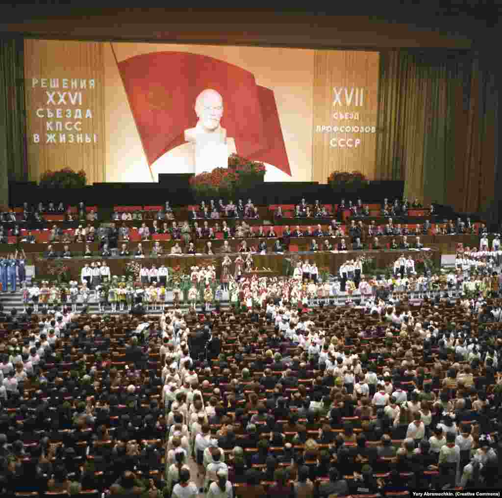 Pioneers and schoolchildren in a convention of trade unions of the U.S.S.R. in 1982