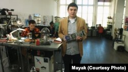 Руководитель проекта "Маяк" Александр Шаенко и классический кубсат на три единицы