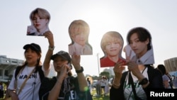 Așa nu! Nord-coreenii nu au voie să admire, de pildă, trupa de K-pop BTS, ca acești fani sud-coreeni, la Seul, pe 13 iunie.