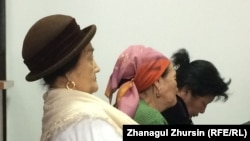 Мейирхан Избасар (на переднем плане), мать подсудимого Еркина Избасара. Актобе, 5 декабря 2017 года.