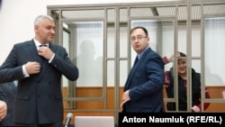 Адвокаты Марк Фейгин и Николай Полозов в суде