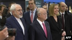 Слева направо: министр иностранных дел Ирана Джавад Зариф, глава МАГАТЭ Юкия Амано и глава внешнеполитического ведомства ЕС Федерика Могерини. Вена, 16 января 2016 года.