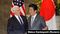 Mike Pence duke u përshëndetur me kryeministrin e Japonisë Shinzo Abe (djathtas) sot në Tokio të Japonisë