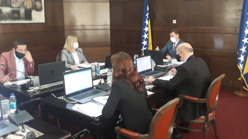 Novalić predsjedava sjednicom Vlade FBiH, uz mjere zabrane zbog afere 'Respiratori'