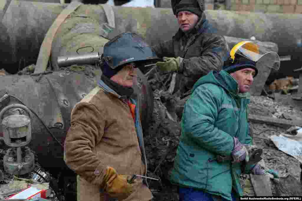За словами директора ТЕЦ, відновлювальні роботи тривають цілодобово. Ситуацію з відновленням ускладнюють морози