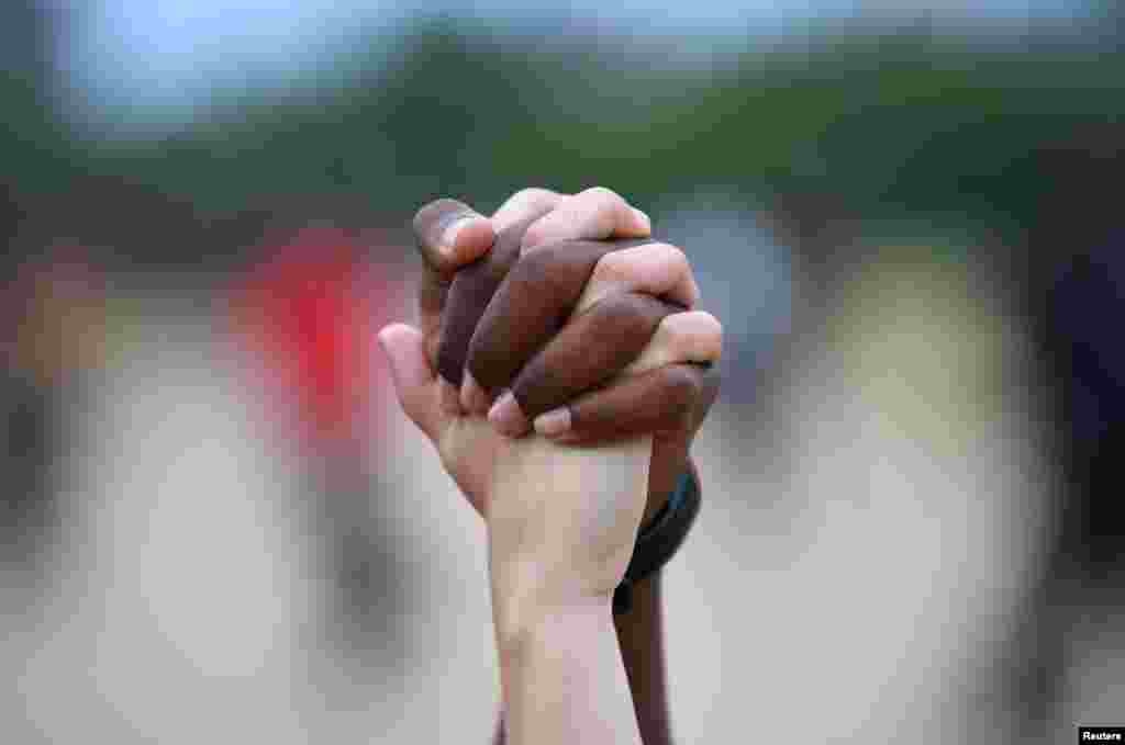 Чоловік і жінка тримаються за руки під час акції протесту&nbsp;Black Lives Matter у парку&nbsp;Hyde Park у Лондоні, 3 червня 2020 року (Фото&nbsp;REUTERS/Dylan Martinez)