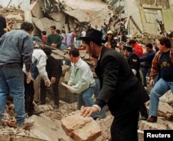Спасательные работы на месте взорванного здания AMIA. 18 июля 1994 года