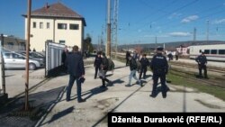 Migranti i izbjeglice napuštaju voz u Bihaću i idu ka autobusima koji ih voze za Sarajevo
