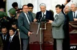Барыс Ельцын выступае на пахаваньні трох загіблых падчас путчу, 24 жніўня 1991