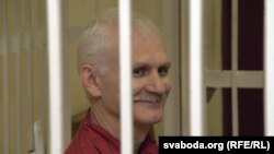 Судењето на активистот за човекови права Алеш Бјалјацки во Минск.