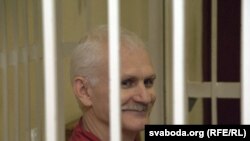 Белорусский правозащитник Алесь Беляцкий на суде. Минск, 16 ноября 2011 года.