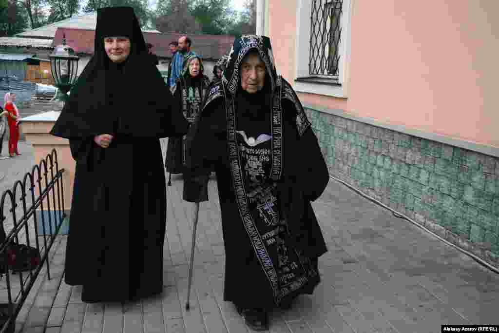Поскольку икону встречали на территории Иверско-Серафимского женского монастыря, среди встречавших было много монахинь. На снимке слева &ndash; инокиня, справа &ndash; схимонахиня.