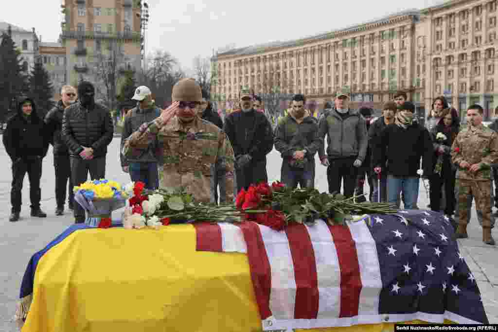 Побратими прощаються із загиблим добровольцем зі США Ітаном Гертвеком під час церемонії прощання на майдані Незалежності в Києві, лютий 2025 року