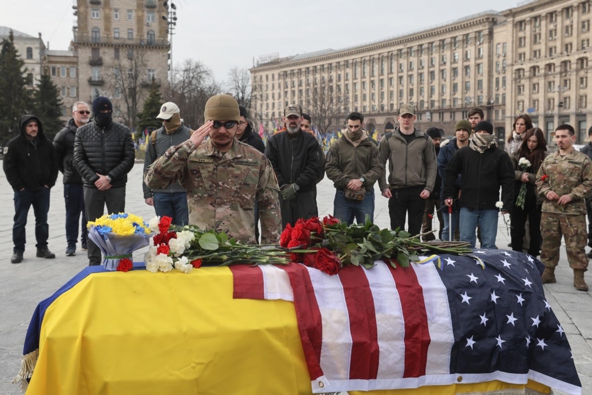Побратими прощаються із загиблим добровольцем зі США Ітаном Гертвеком під час церемонії прощання на майдані Незалежності в Києві, лютий 2025 року