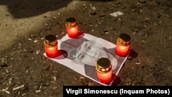 Aproximativ 200 de persoane din comuna Sânmihaiu Român, județul Timiș, au protestat în fața presupusei locuințe a unuia dintre suspecții în cazul crimei de la Cenei și au cerut ca acesta să fie judecat și să părăsească localitatea.