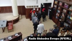 Пратениците од ВМРО-ДПМНЕ ја напуштија седницата