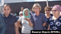 Ақтөбе іргесіндегі Ақжар-2 елді мекенінің тұрғындары бірнеше күннен бері ауыз су тоқтап қалғанын айтып, шағымданып тұр. Ақтөбе, 10 шілде 2018 жыл.