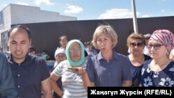 Собрание жителей жилого массива Акжар-2 в пригороде Актобе. 10 июля 2018 года.