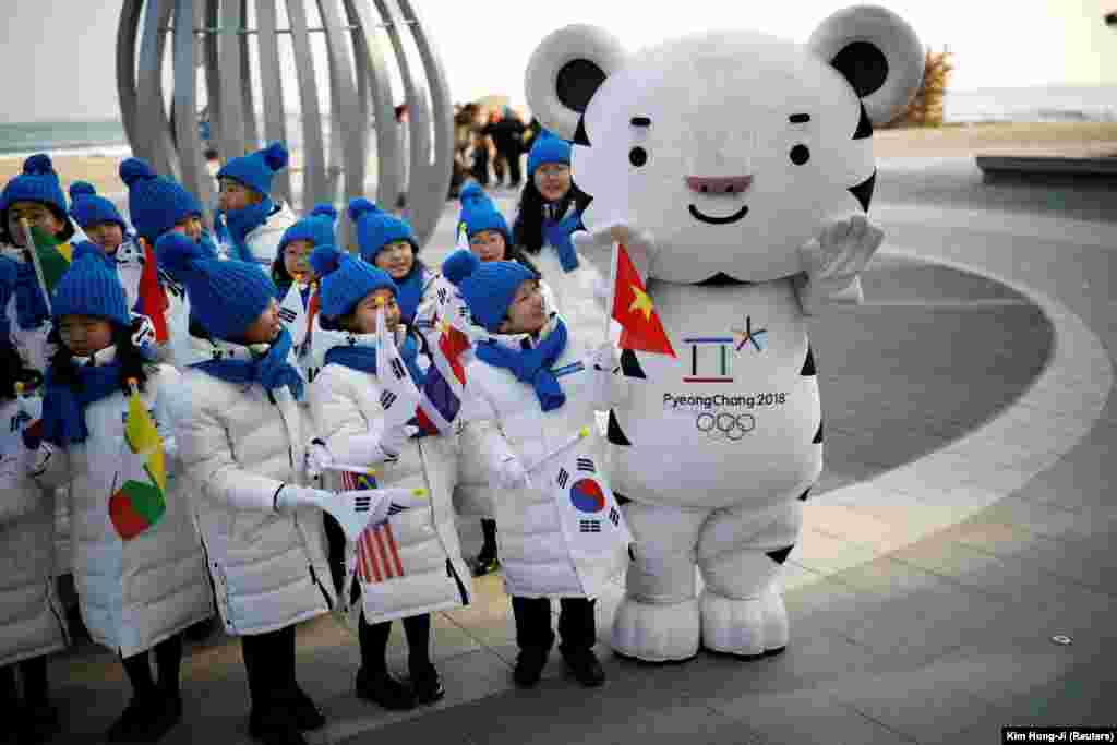 Djeca sa maskotom Zimskih olimpijskih igara 2018. Sohorangom u Gangneungu u Južnoj Koreji, 8. februar 2018.
