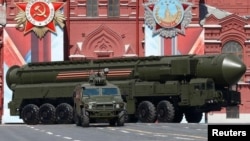 Orsýetiň Ýars RS-24 kontinentara ballistik raketa sistemasy, Moskwa, 9-njy maý, 2016.