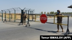 Uzbek soldiers guard a checkpoint over the Amu Darya River, which separates Uzbekistan and Afghanistan, near Termez. (file photo)