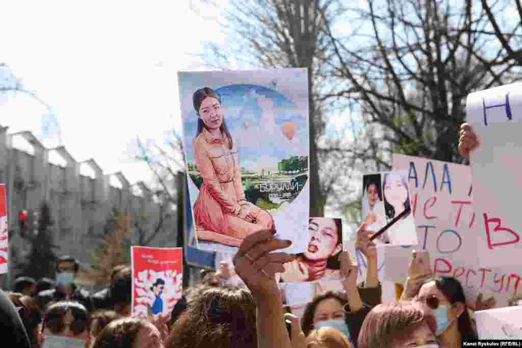 Участники акции держали баннеры с фотографиями других жертв фемицида - Камиллы Дуйшебаевой и Бурулай Турдалиевой.