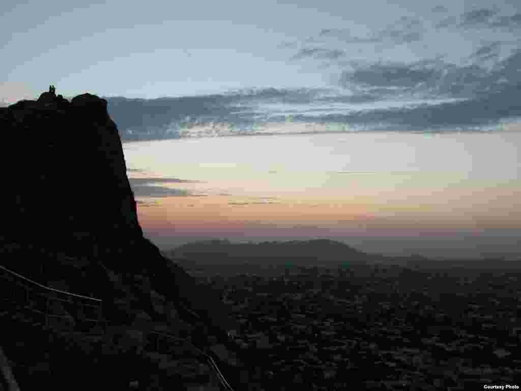 Закат над городом Ош. Вид с северного склона Сулейман-Тоо. 