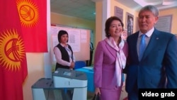 Дауыс беруге келген Қырғызстан президенті Алмазбек Атамбаев пен әйелі Раиса Атамбаева. Бішкек,15 қазан 2017 жыл
