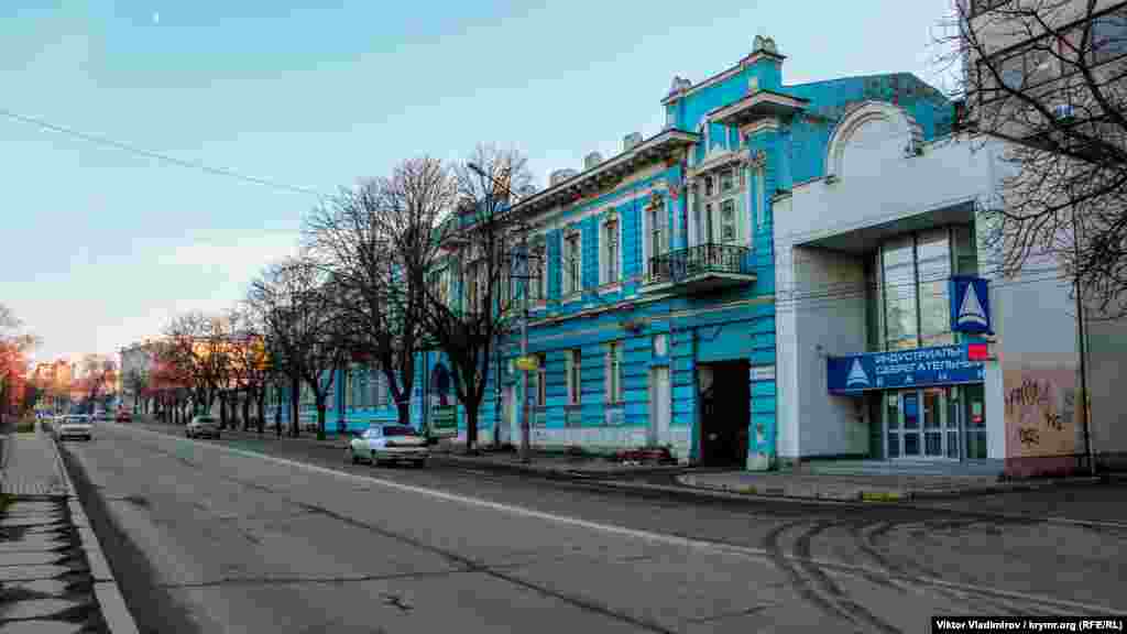 Свое теперешнее название улица получила 30 мая 1924 года ‒ в память о Владимире Ленине. В этом двухэтажном здании голубого цвета располагается Институт иностранной филологии местного университета.