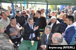 Мустафа Джемилев и крымские татары на пункте пропуска "Турецкий вал", 3 мая 2014 года