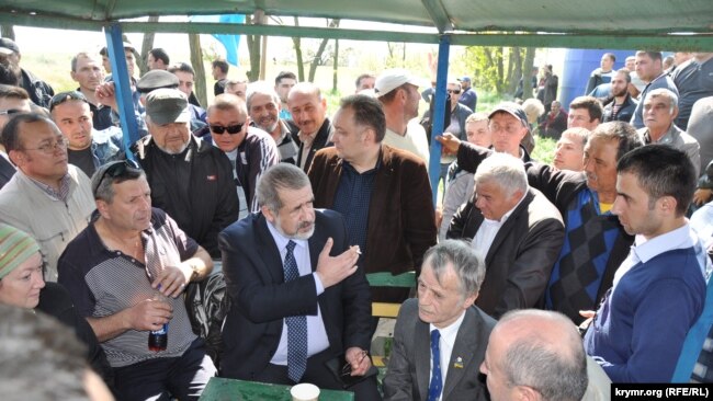 Мустафа Джемилев и крымскотатарские активисты на Турецком валу, 3 мая 2014 года