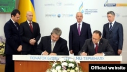 26 листопада 2012 року Україна підписала з компанією Gas Natural Fenosa угоду про LNG-термінал