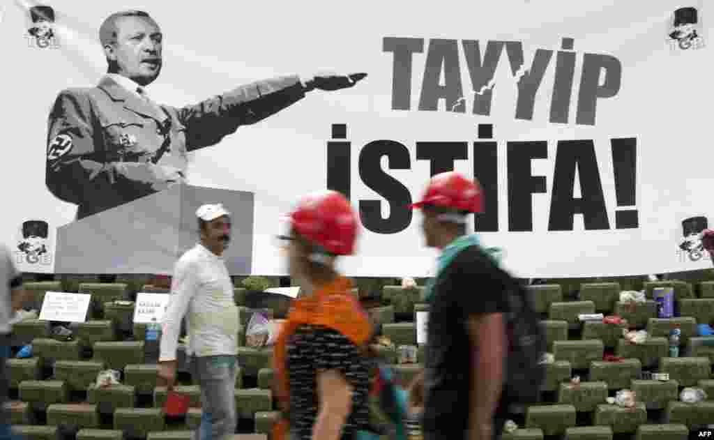 Un banner cu inscripţia &quot;Tayyip, demisionează!&quot;, în parcul Taksim Gezi din Istanbul, 7 iunie 2013. În Turcia continuă protestele împotriva guvernului premierului Recep Tayyip Erdogan.