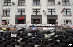 Та барикади проросійських загонів біля Луганської ОДА у липні 2014-го
