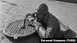 Памятник работнику коммунальных служб в Омске.