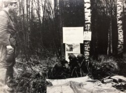 Останки неопознанных солдат под портретом Язова и вырезкой из "Вечерней Казани". Фото начала 90-х.