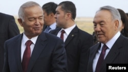 Kazakh President Nursultan Nazarbaev (right) with his Uzbek counterpart Islam Karimov (file photo)