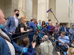 Адвокат Владимир Жеребенков (в центре) дает комментарии журналистам после оглашения приговора Полу Уилану, 15 июня 2020