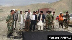 وزیر فواید عامه در جریان بازدید از کار قیرریزی سرک دوشی الی مرکز خنجان