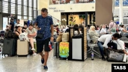 Пасажири в аеропорту Сочі, Росія. Липень 2025 року.