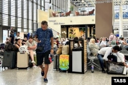 Pasageri în sala de așteptare din Aeroportul Soci, 24 iulie