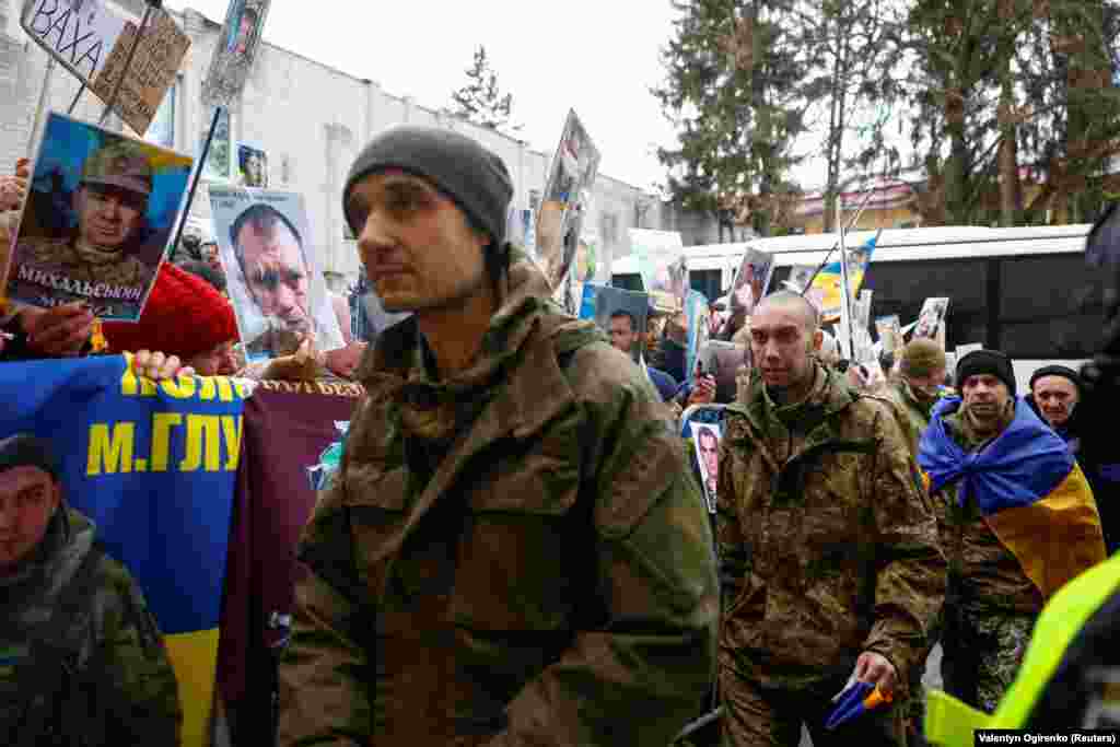 В рамках обміну в Україну повернулися 200 українських військових.«Серед тих, хто повертається, – захисники Маріуполя, Донеччини, Луганщини, Харківщини, Запоріжжя. Воїни Збройних Сил, Державної спеціальної служби транспорту, прикордонники та нацгвардійці», – написав президент України Володимир Зеленський у телеграмі