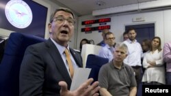 Міністр оборони США Аштон Картер і члени його штабу на військовому літаку по дорозі в Тель-Авів, 19 липня 2015 року