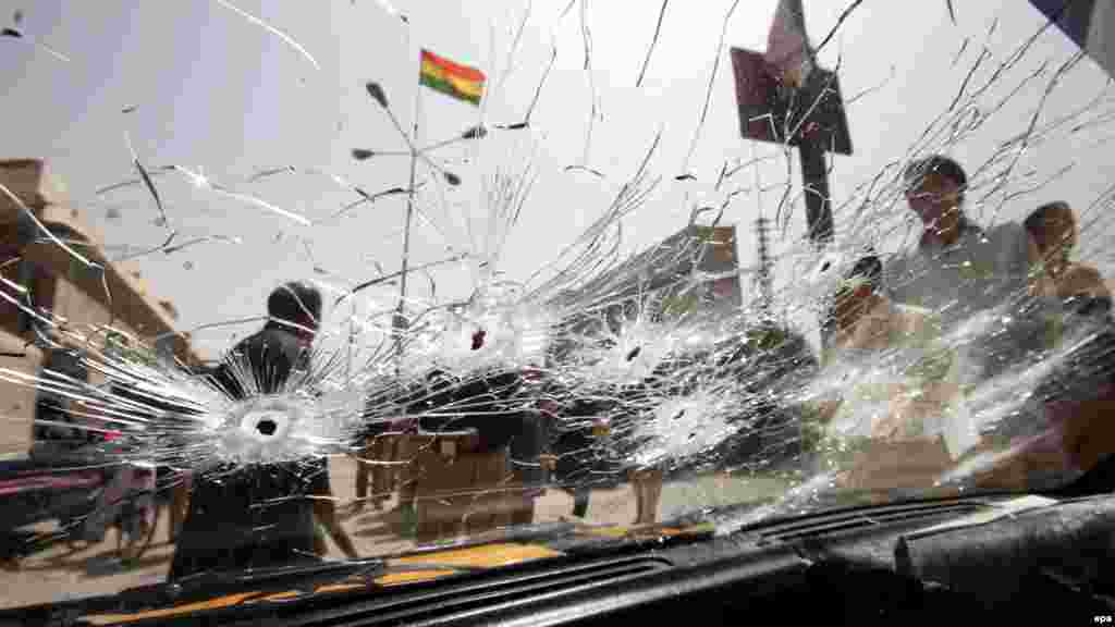 Pakistan - Tri osobe su poginule, a dvije su bile ranjene u napadu nepoznatih počinitelja na taxi auto u Quetti, 27. august 2012. Foto: EPA / Waheed Khan