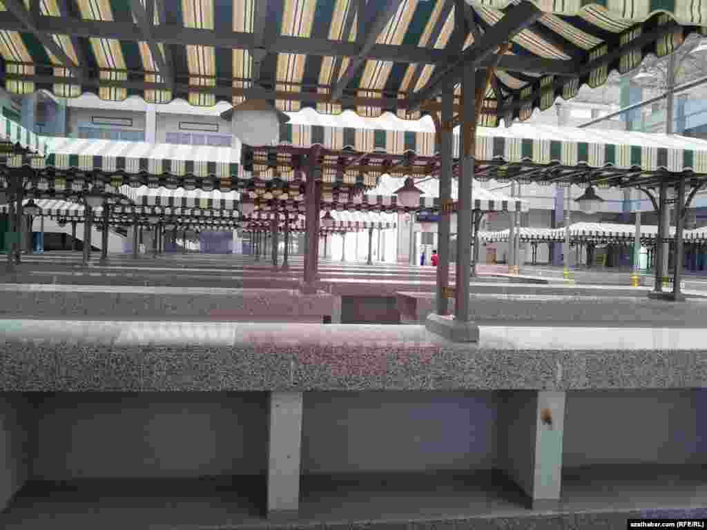 Aşgabadyň içi boş "Çandybil" söwda merkezi