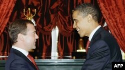 Presidenti i SHBA-ve, Barak Obama, gjatë takimit me presidentin rus, Dmitri Medvedev, në Kremlin, 6 korrik '09.