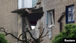Дом в Славянске, поврежденный артобстрелом. 25 июня 2014 года